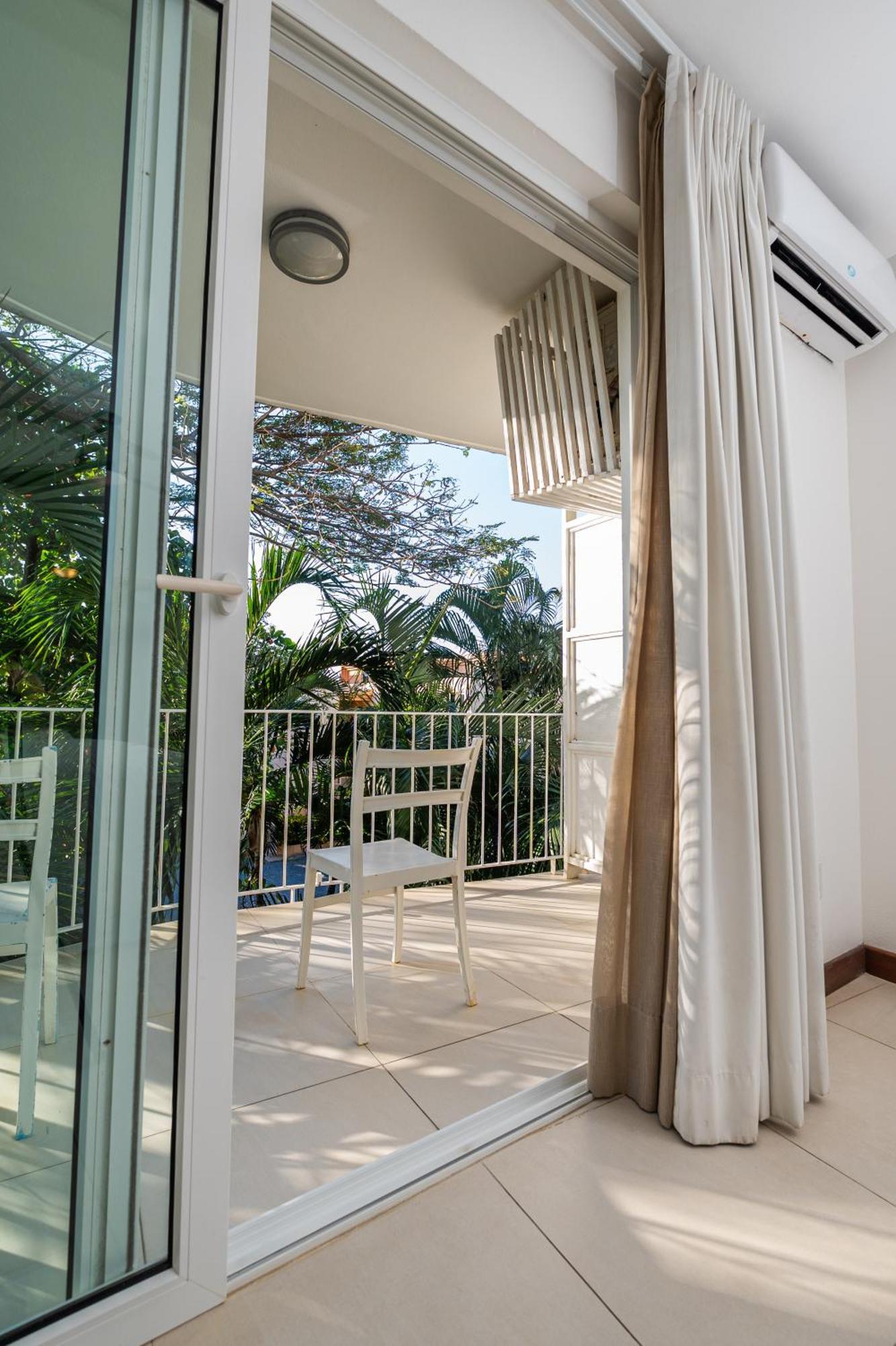 Paradise Beach Hotel & Resort West Bay Buitenkant foto